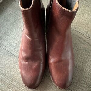 Frye  size 9 b in very good shape